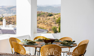 Instapklaar, ruim penthouse met panoramisch zeezicht te koop in de heuvels van Estepona, dichtbij het centrum 67513 