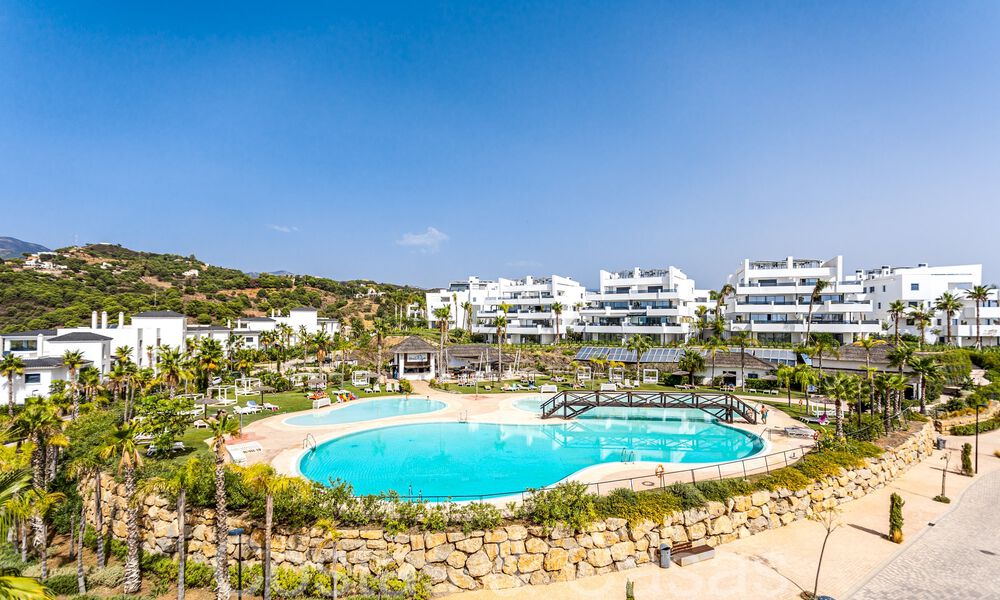 Instapklaar, ruim penthouse met panoramisch zeezicht te koop in de heuvels van Estepona, dichtbij het centrum 67516