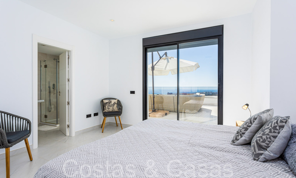 Instapklaar, ruim penthouse met panoramisch zeezicht te koop in de heuvels van Estepona, dichtbij het centrum 67525