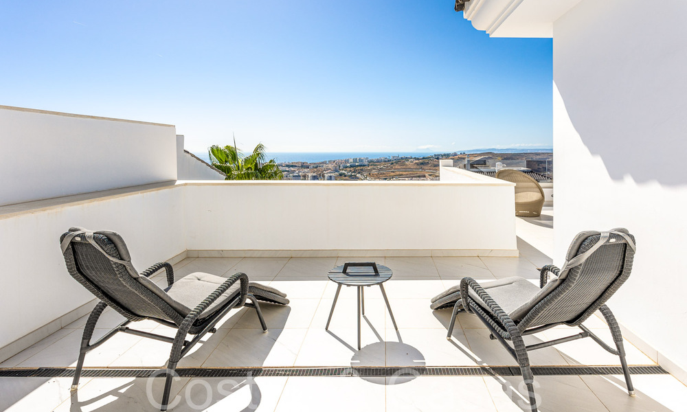 Instapklaar, ruim penthouse met panoramisch zeezicht te koop in de heuvels van Estepona, dichtbij het centrum 67527