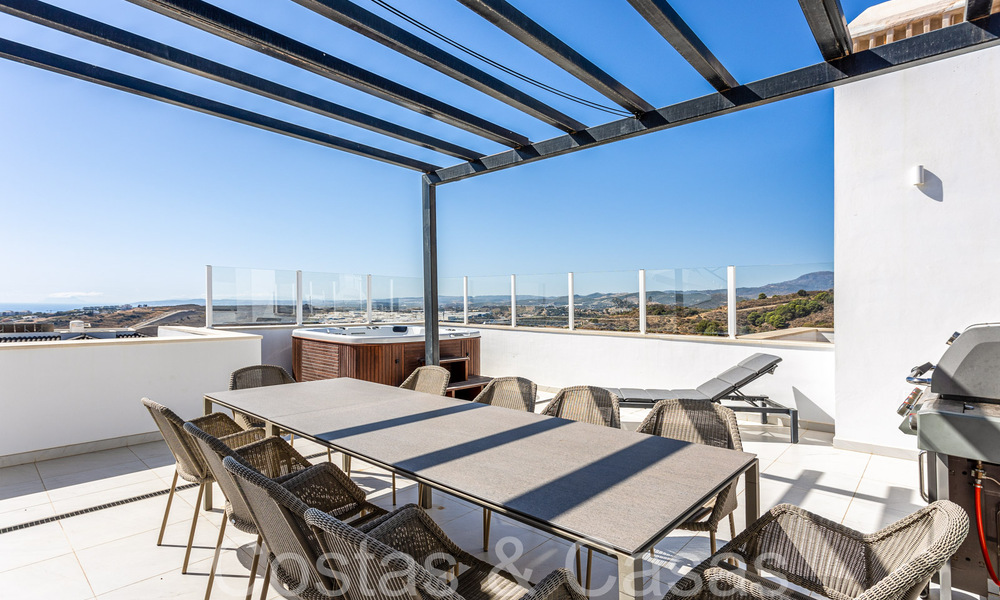 Instapklaar, ruim penthouse met panoramisch zeezicht te koop in de heuvels van Estepona, dichtbij het centrum 67530