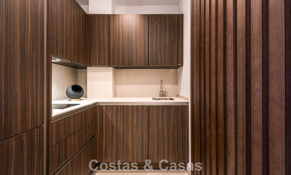 Verfijnd gerenoveerd appartement te koop in Las Dunas Park, een exclusief strandresort tussen Marbella en Estepona 774369