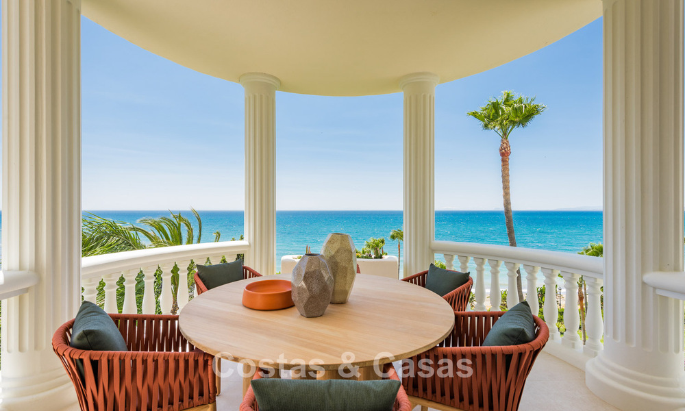 Verfijnd gerenoveerd appartement te koop in Las Dunas Park, een exclusief strandresort tussen Marbella en Estepona 774379