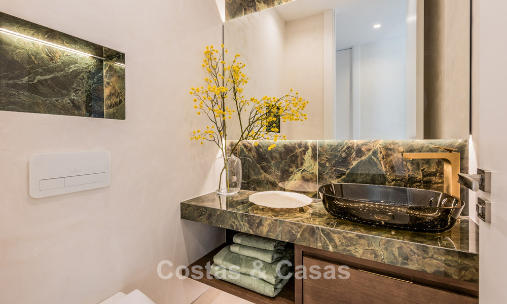 Verfijnd gerenoveerd appartement te koop in Las Dunas Park, een exclusief strandresort tussen Marbella en Estepona 774380