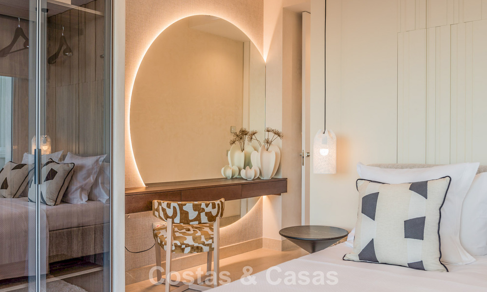 Verfijnd gerenoveerd appartement te koop in Las Dunas Park, een exclusief strandresort tussen Marbella en Estepona 774384