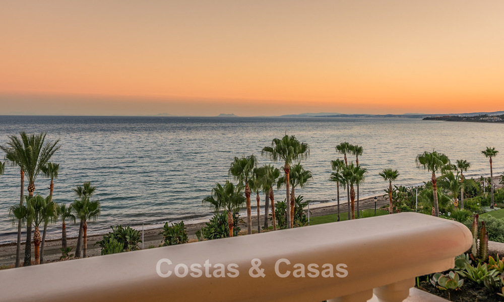 Verfijnd gerenoveerd appartement te koop in Las Dunas Park, een exclusief strandresort tussen Marbella en Estepona 774387