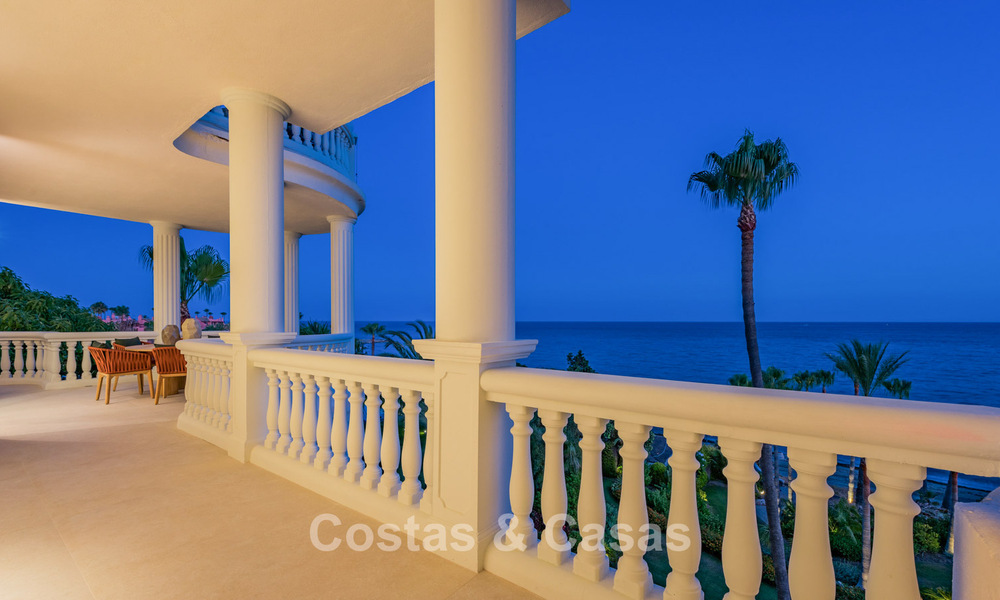 Verfijnd gerenoveerd appartement te koop in Las Dunas Park, een exclusief strandresort tussen Marbella en Estepona 774393