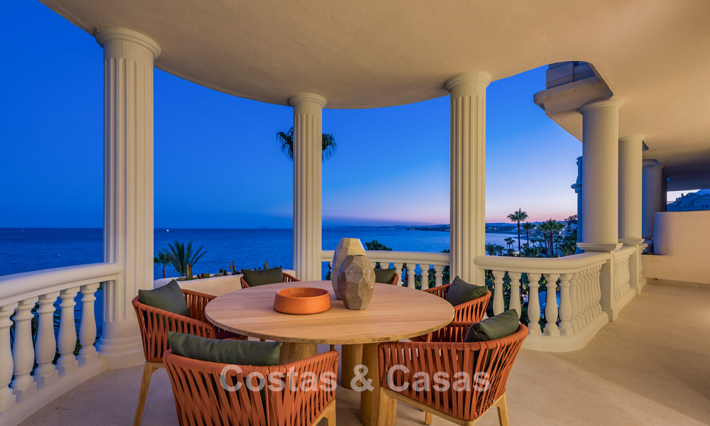 Verfijnd gerenoveerd appartement te koop in Las Dunas Park, een exclusief strandresort tussen Marbella en Estepona 774394