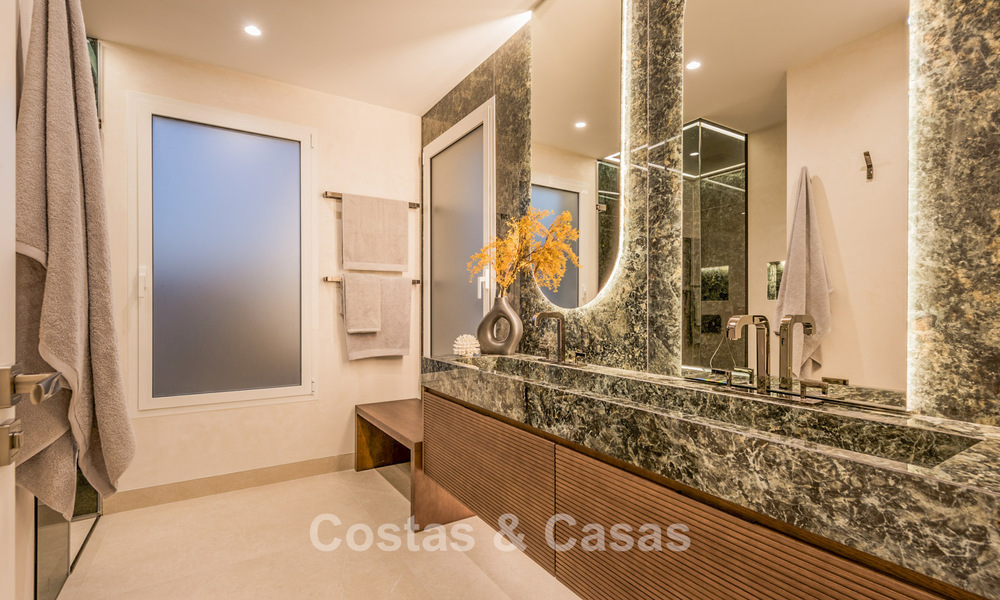 Verfijnd gerenoveerd appartement te koop in Las Dunas Park, een exclusief strandresort tussen Marbella en Estepona 774403