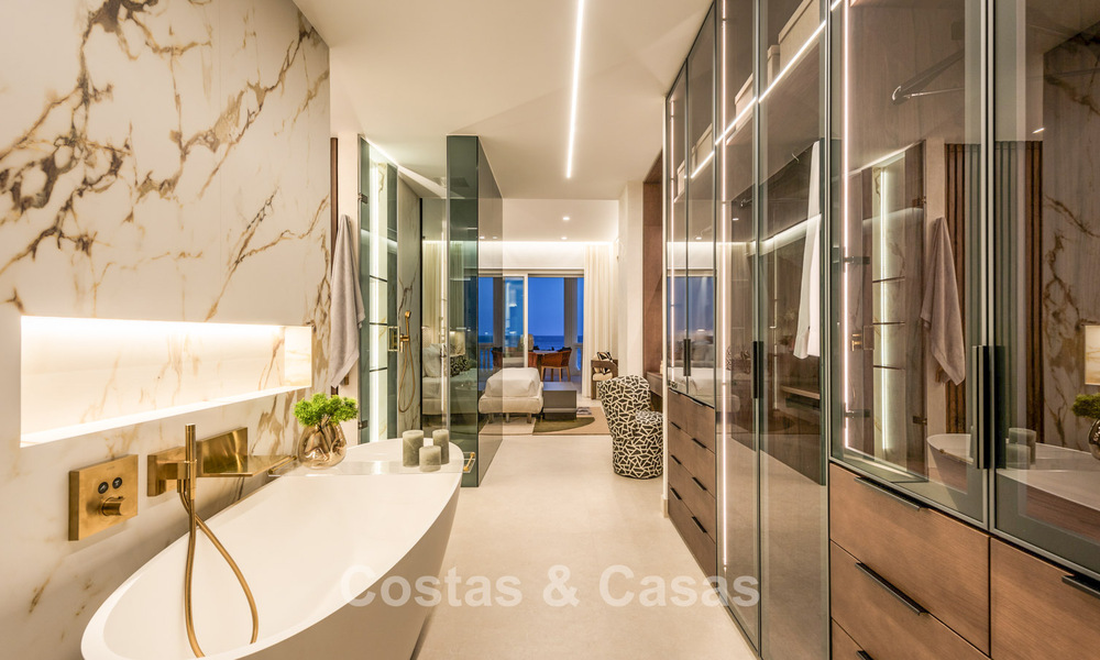 Verfijnd gerenoveerd appartement te koop in Las Dunas Park, een exclusief strandresort tussen Marbella en Estepona 774404
