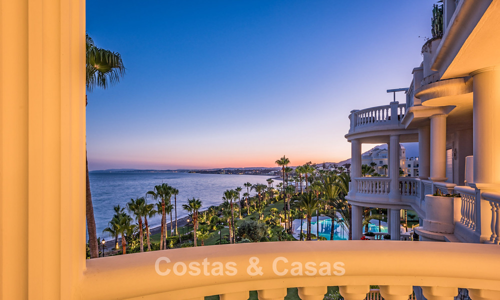 Verfijnd gerenoveerd appartement te koop in Las Dunas Park, een exclusief strandresort tussen Marbella en Estepona 774405