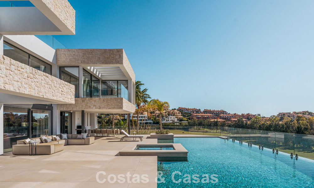 Ruime, modernistische luxevilla te koop met uitzicht op de golfbaan in Benahavis - Marbella 792507