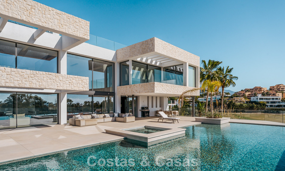 Ruime, modernistische luxevilla te koop met uitzicht op de golfbaan in Benahavis - Marbella 792508