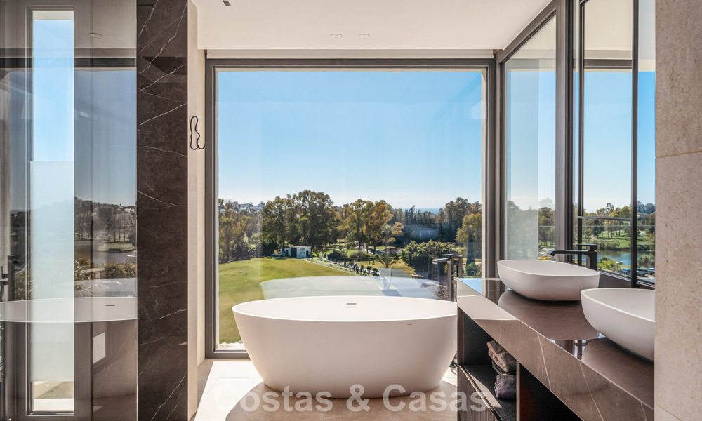 Ruime, modernistische luxevilla te koop met uitzicht op de golfbaan in Benahavis - Marbella 792515