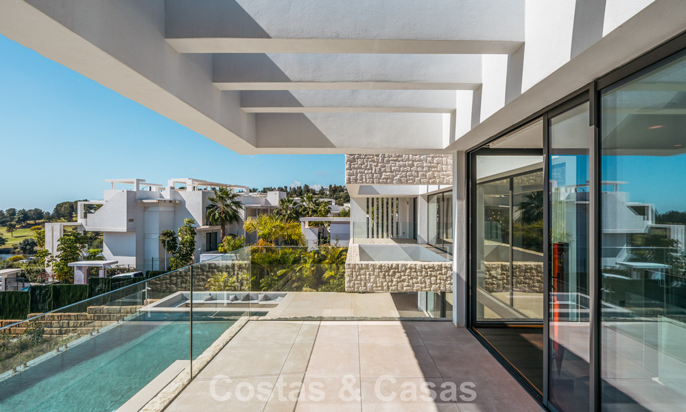 Ruime, modernistische luxevilla te koop met uitzicht op de golfbaan in Benahavis - Marbella 792518