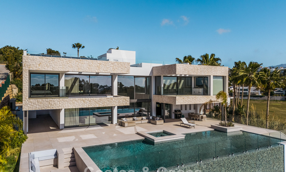 Ruime, modernistische luxevilla te koop met uitzicht op de golfbaan in Benahavis - Marbella 792545
