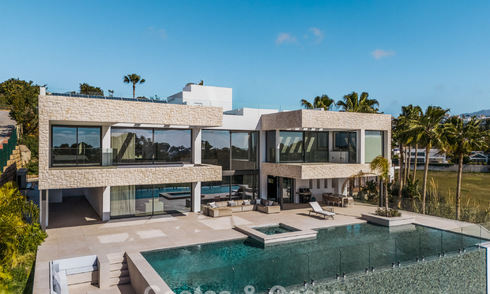 Ruime, modernistische luxevilla te koop met uitzicht op de golfbaan in Benahavis - Marbella 792545
