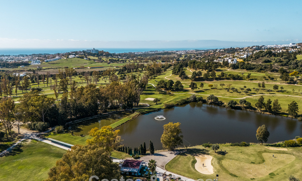 Ruime, modernistische luxevilla te koop met uitzicht op de golfbaan in Benahavis - Marbella 792549