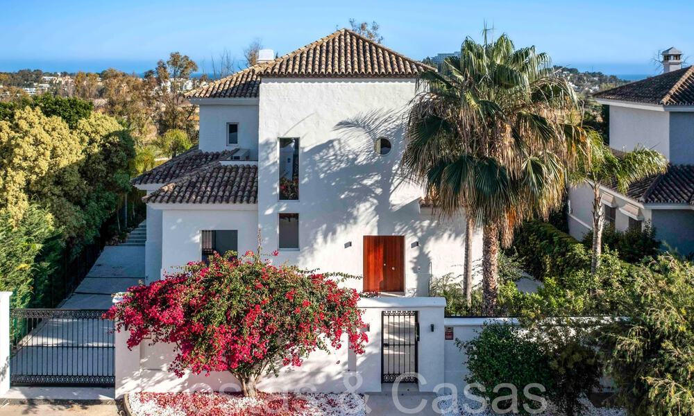Prachtige gerenoveerde villa in eigentijdse mediterrane stijl te koop, grenzend aan de golfbaan in Benahavis - Marbella 69127