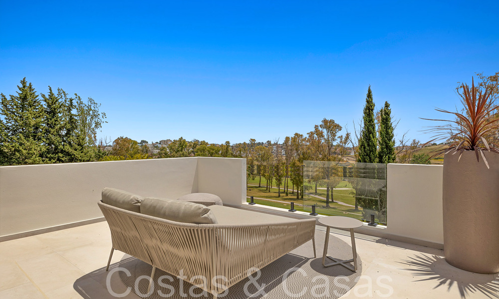 Prachtige gerenoveerde villa in eigentijdse mediterrane stijl te koop, grenzend aan de golfbaan in Benahavis - Marbella 69174