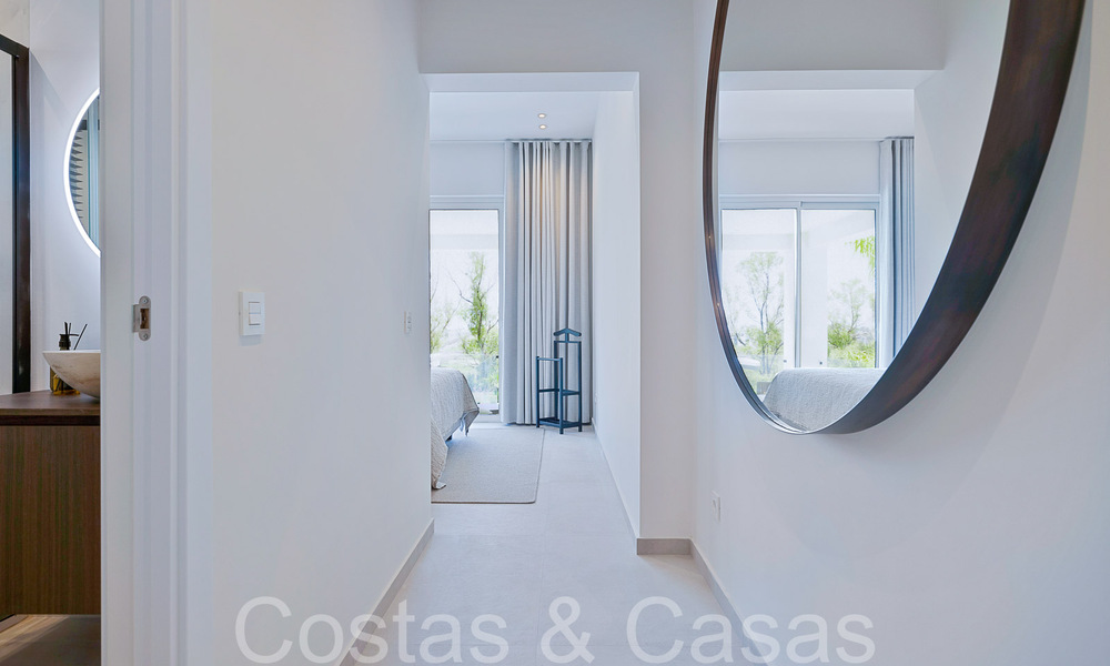 Prachtige gerenoveerde villa in eigentijdse mediterrane stijl te koop, grenzend aan de golfbaan in Benahavis - Marbella 69182