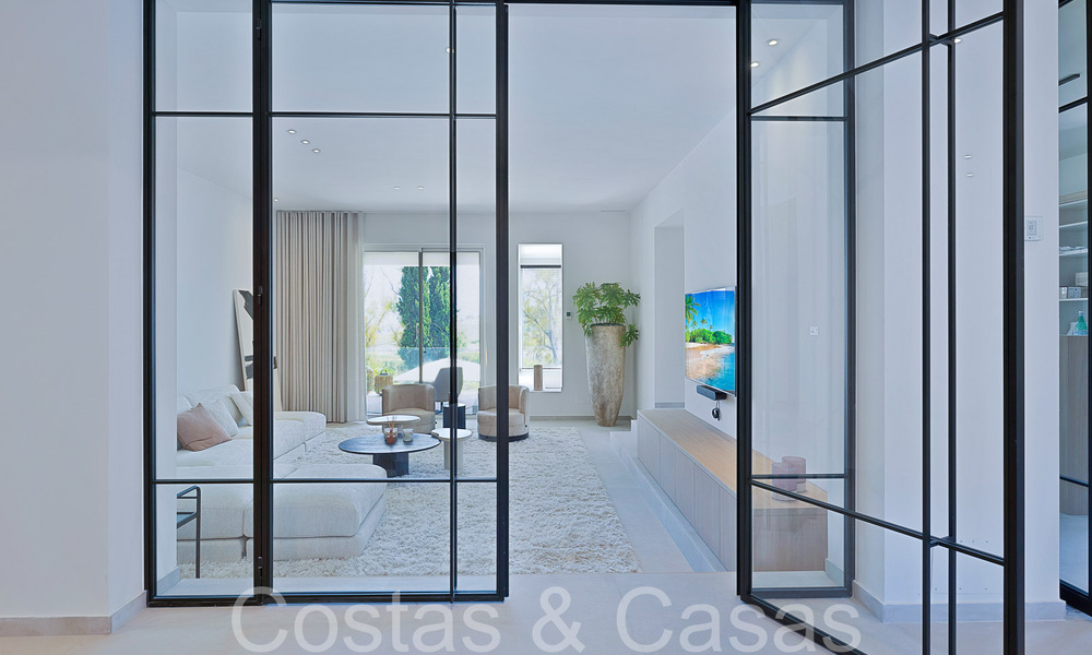 Prachtige gerenoveerde villa in eigentijdse mediterrane stijl te koop, grenzend aan de golfbaan in Benahavis - Marbella 69191