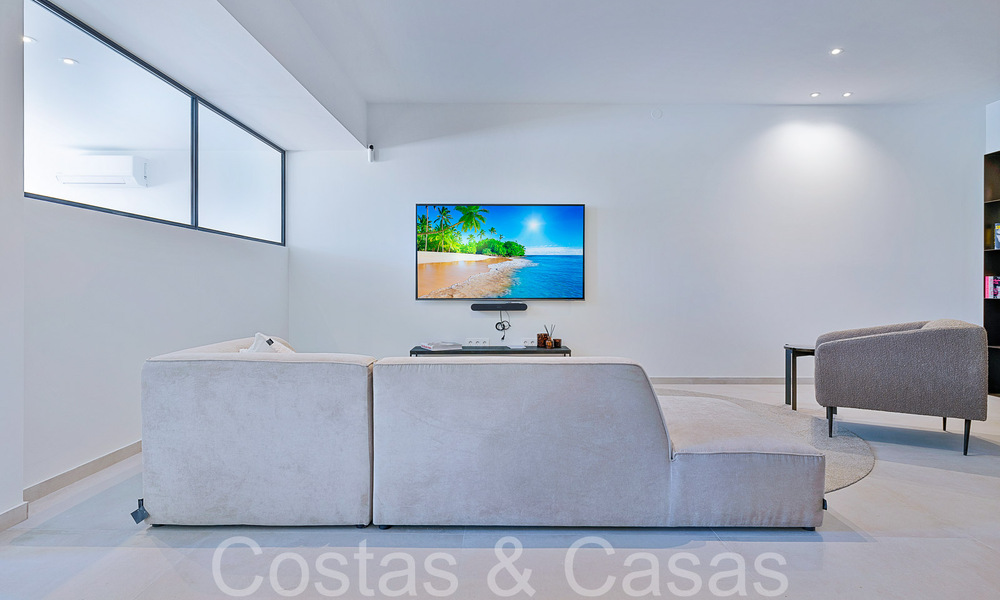 Prachtige gerenoveerde villa in eigentijdse mediterrane stijl te koop, grenzend aan de golfbaan in Benahavis - Marbella 69201