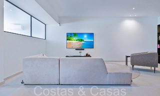 Prachtige gerenoveerde villa in eigentijdse mediterrane stijl te koop, grenzend aan de golfbaan in Benahavis - Marbella 69201 