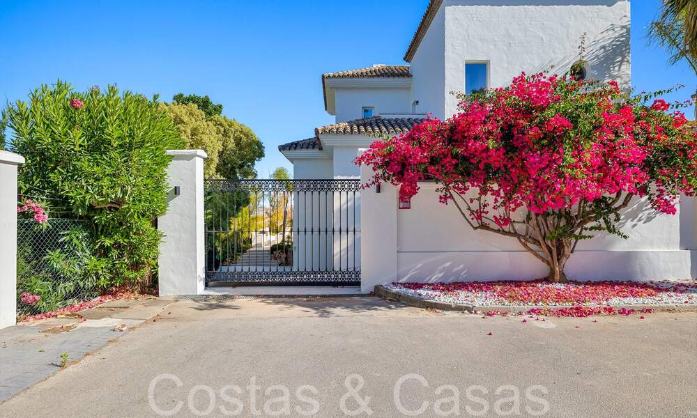 Prachtige gerenoveerde villa in eigentijdse mediterrane stijl te koop, grenzend aan de golfbaan in Benahavis - Marbella 69246