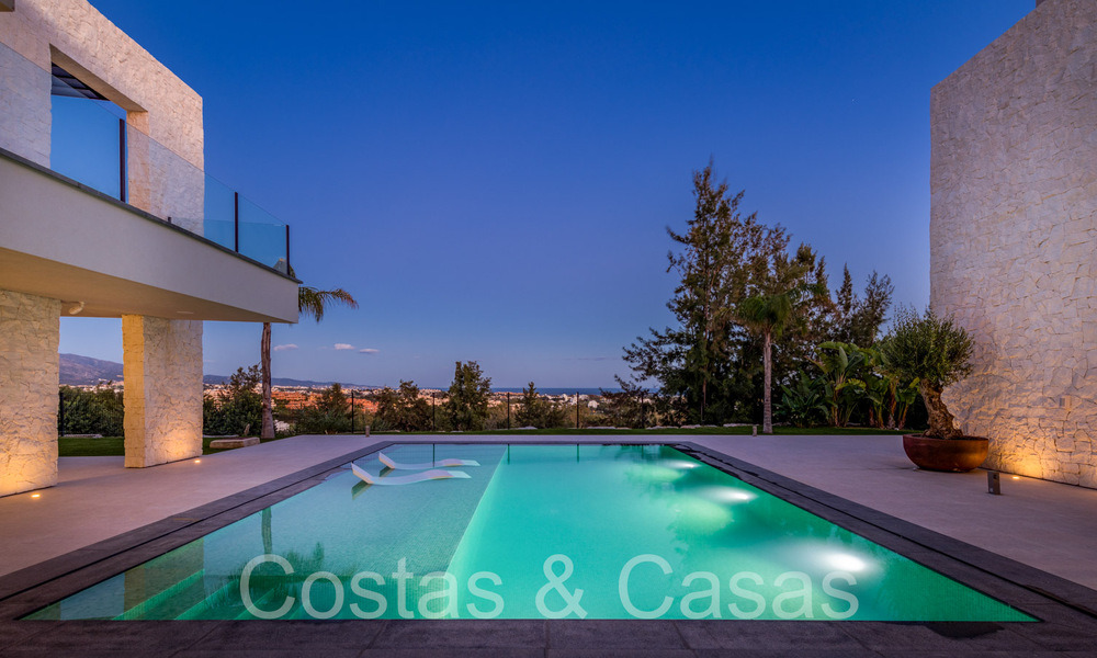 Superieure luxevilla te koop, frontlijn golf met panoramisch berg-, golf en zeezicht in Benahavis - Marbella 69293