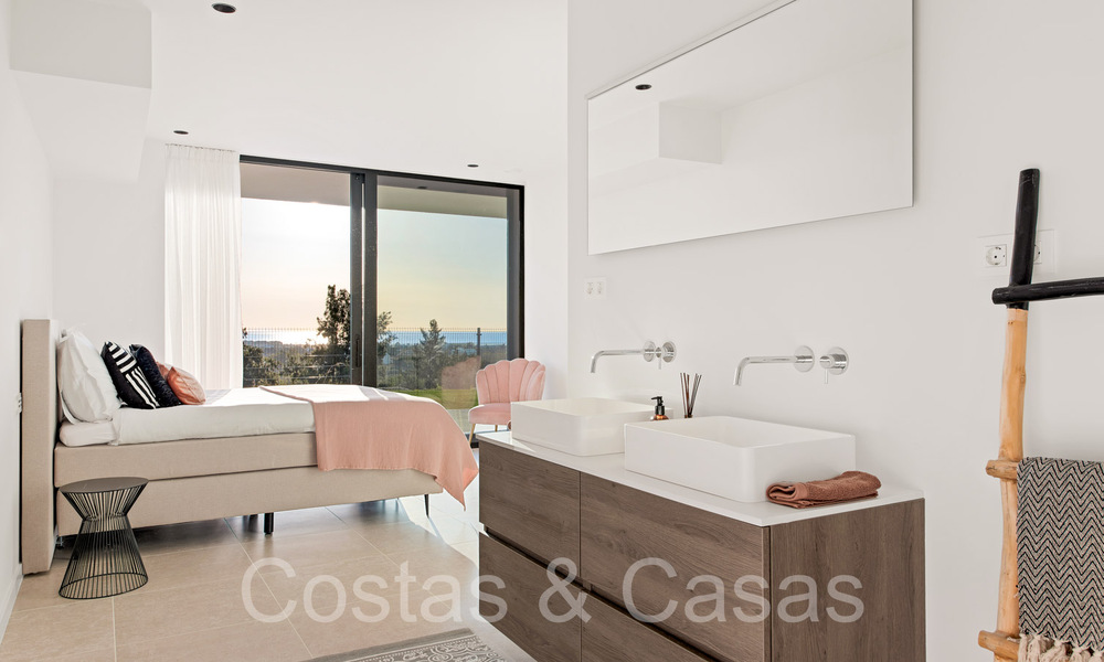 Superieure luxevilla te koop, frontlijn golf met panoramisch berg-, golf en zeezicht in Benahavis - Marbella 69295