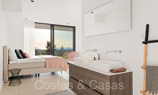 Superieure luxevilla te koop, frontlijn golf met panoramisch berg-, golf en zeezicht in Benahavis - Marbella 69295 