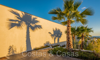 Superieure luxevilla te koop, frontlijn golf met panoramisch berg-, golf en zeezicht in Benahavis - Marbella 69298 