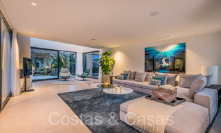 Superieure luxevilla te koop, frontlijn golf met panoramisch berg-, golf en zeezicht in Benahavis - Marbella 69300 