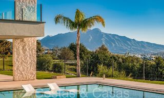 Superieure luxevilla te koop, frontlijn golf met panoramisch berg-, golf en zeezicht in Benahavis - Marbella 69301 