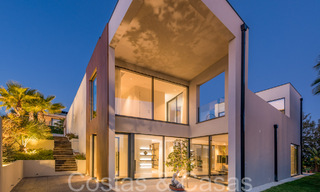 Superieure luxevilla te koop, frontlijn golf met panoramisch berg-, golf en zeezicht in Benahavis - Marbella 69302 