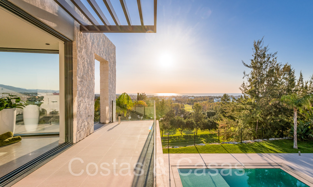 Superieure luxevilla te koop, frontlijn golf met panoramisch berg-, golf en zeezicht in Benahavis - Marbella 69311