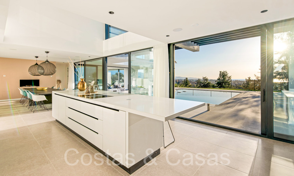 Superieure luxevilla te koop, frontlijn golf met panoramisch berg-, golf en zeezicht in Benahavis - Marbella 69317