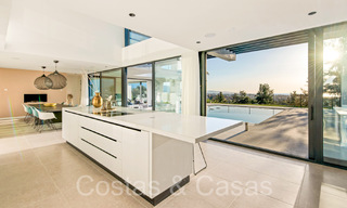 Superieure luxevilla te koop, frontlijn golf met panoramisch berg-, golf en zeezicht in Benahavis - Marbella 69317 