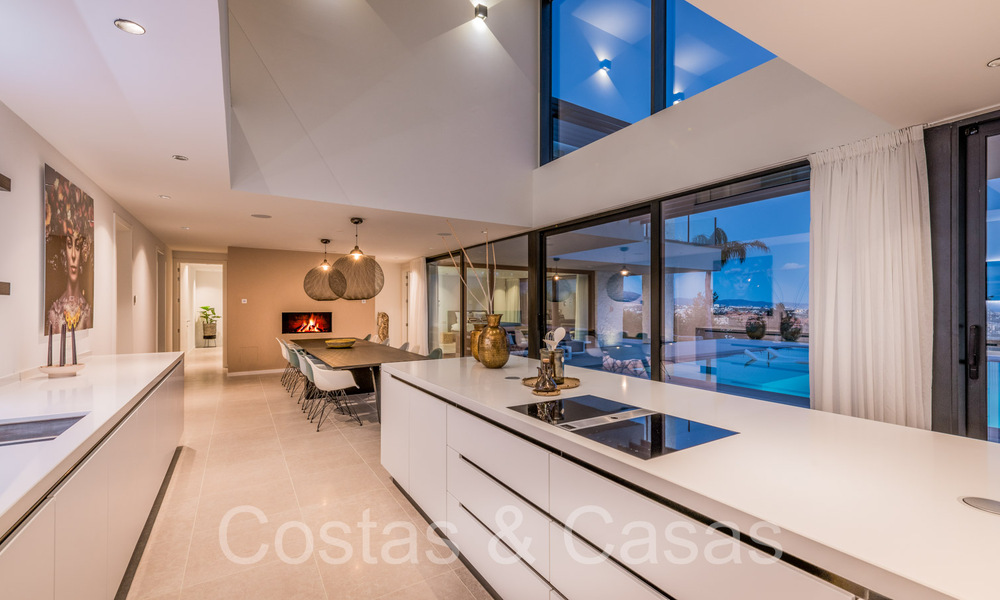 Superieure luxevilla te koop, frontlijn golf met panoramisch berg-, golf en zeezicht in Benahavis - Marbella 69320