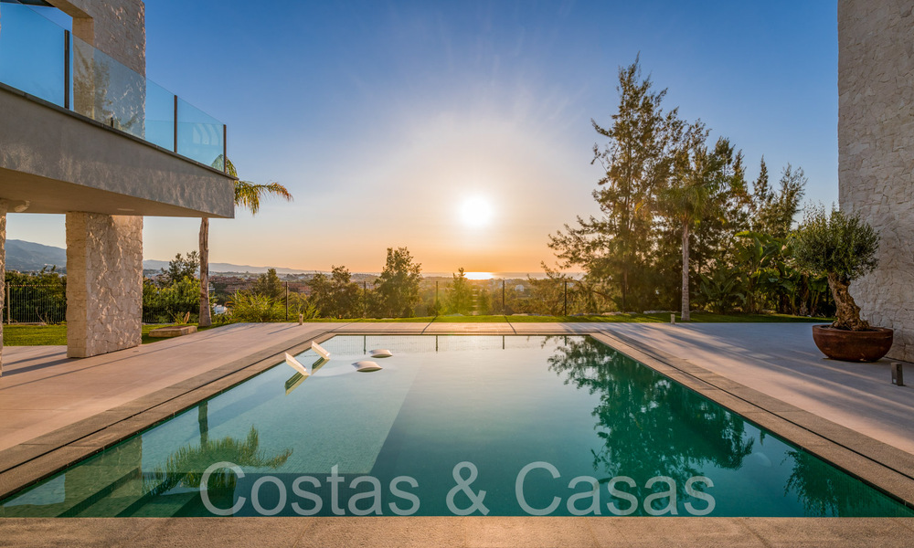 Superieure luxevilla te koop, frontlijn golf met panoramisch berg-, golf en zeezicht in Benahavis - Marbella 69321