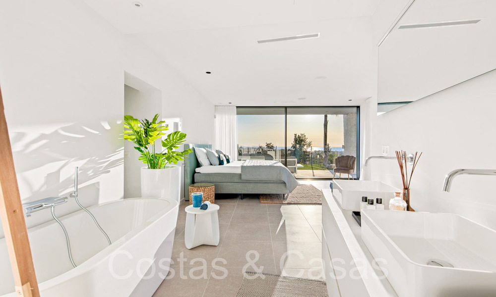 Superieure luxevilla te koop, frontlijn golf met panoramisch berg-, golf en zeezicht in Benahavis - Marbella 69322