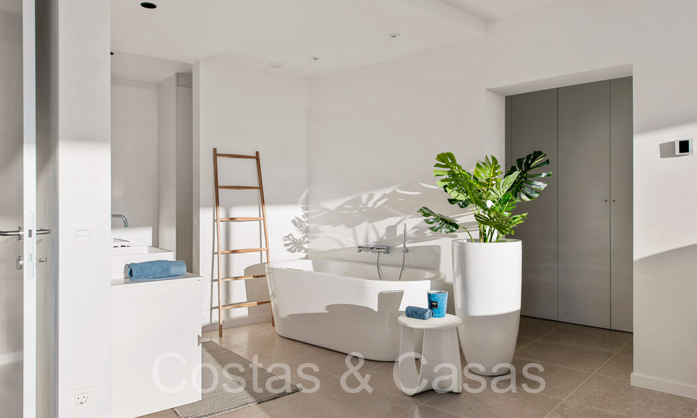 Superieure luxevilla te koop, frontlijn golf met panoramisch berg-, golf en zeezicht in Benahavis - Marbella 69323