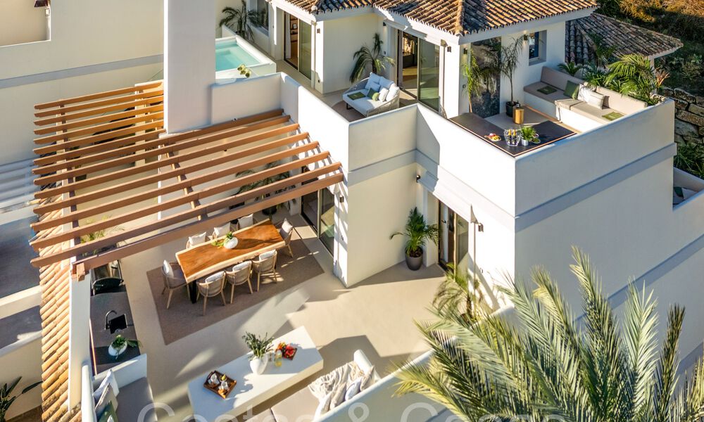 Eersteklas duplex penthouse met panoramisch zeezicht en eigen dompelbad te koop in Nueva Andalucia, Marbella 69447