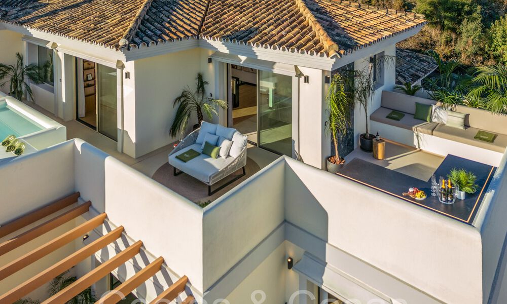 Eersteklas duplex penthouse met panoramisch zeezicht en eigen dompelbad te koop in Nueva Andalucia, Marbella 69448