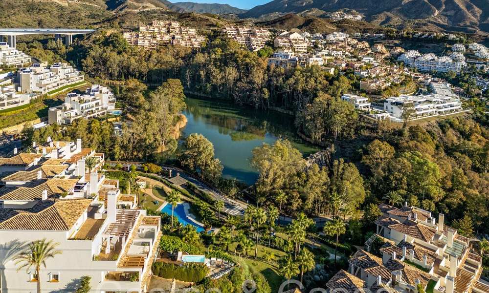 Eersteklas duplex penthouse met panoramisch zeezicht en eigen dompelbad te koop in Nueva Andalucia, Marbella 69450