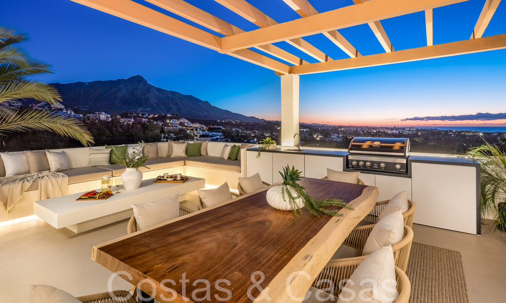 Eersteklas duplex penthouse met panoramisch zeezicht en eigen dompelbad te koop in Nueva Andalucia, Marbella 69451