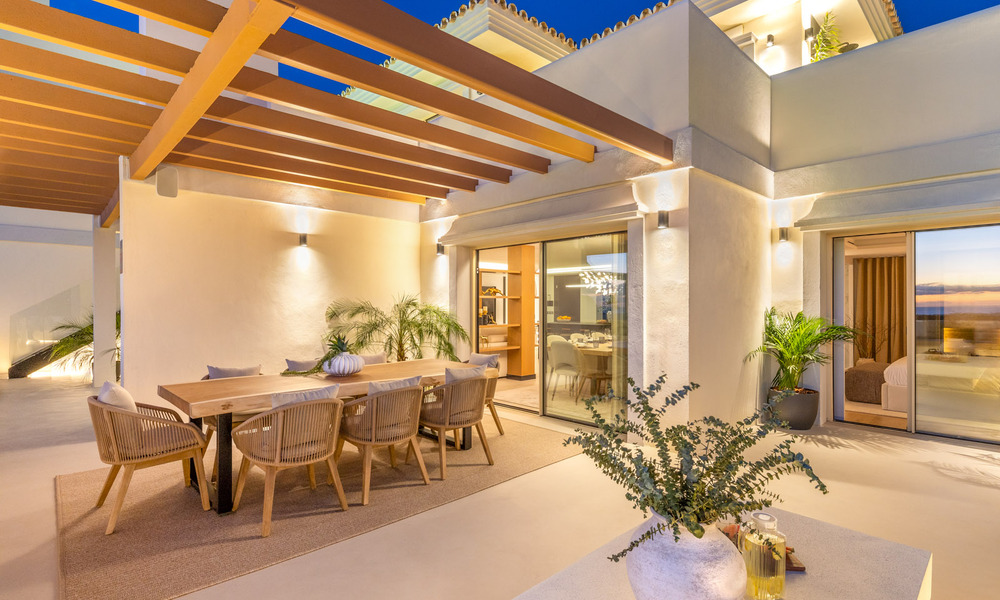 Eersteklas duplex penthouse met panoramisch zeezicht en eigen dompelbad te koop in Nueva Andalucia, Marbella 69452