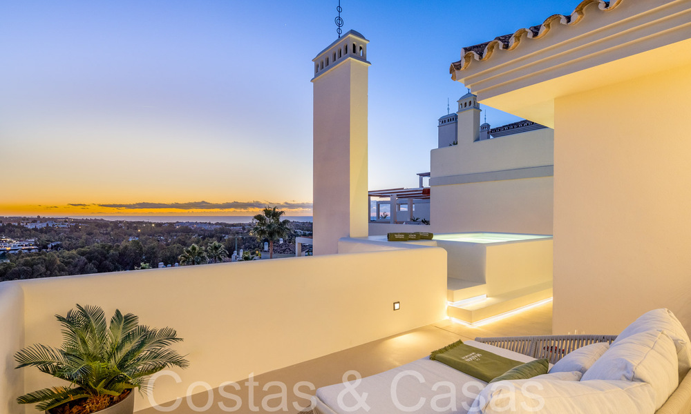Eersteklas duplex penthouse met panoramisch zeezicht en eigen dompelbad te koop in Nueva Andalucia, Marbella 69454