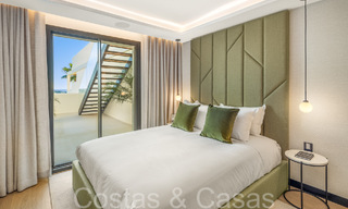 Eersteklas duplex penthouse met panoramisch zeezicht en eigen dompelbad te koop in Nueva Andalucia, Marbella 69464 